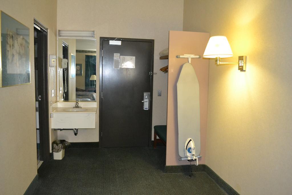 Super 8 By Wyndham Rocky Mount I-95 Exit 145 Hotel Battleboro Exterior photo